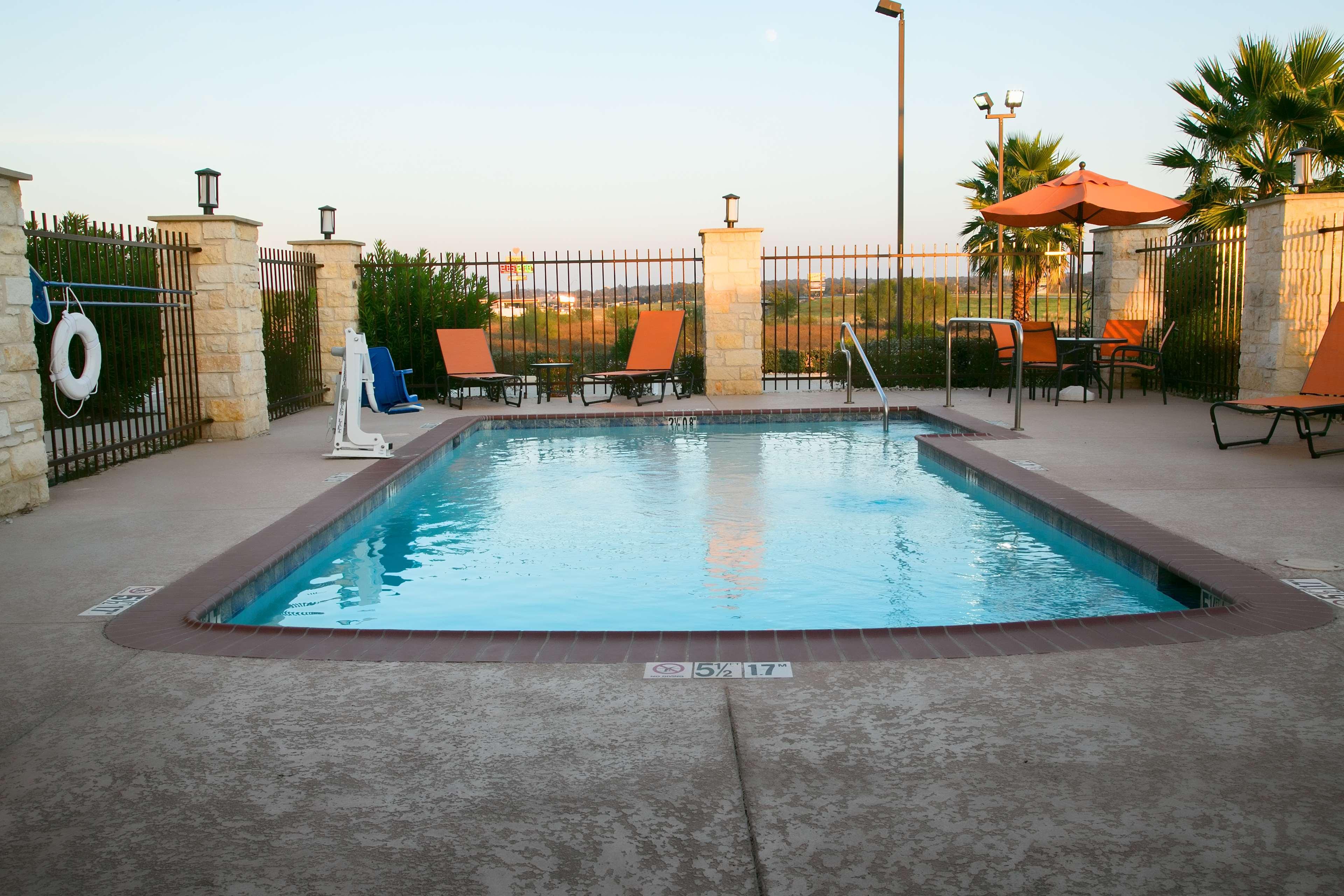 Best Western Plus Longhorn Inn & Suites Luling Luaran gambar