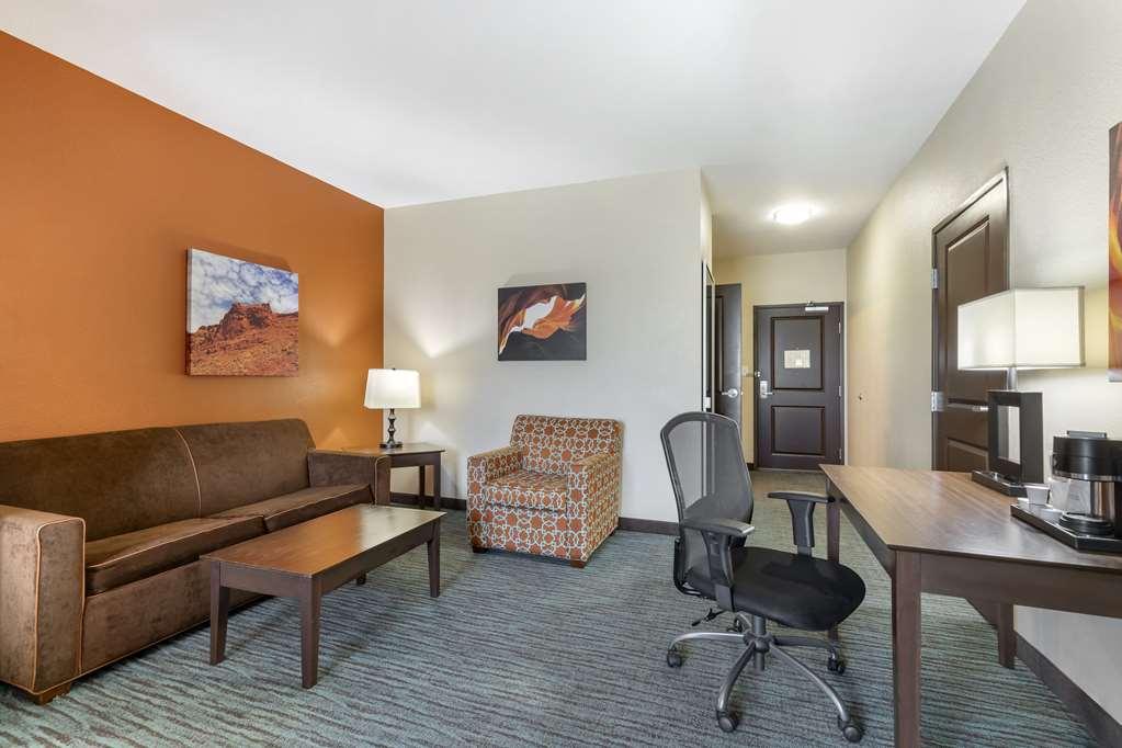 Best Western Plus Longhorn Inn & Suites Luling Bilik gambar